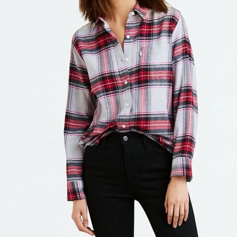 Levi’s size Med plaid boyfriend fit button down shirt.